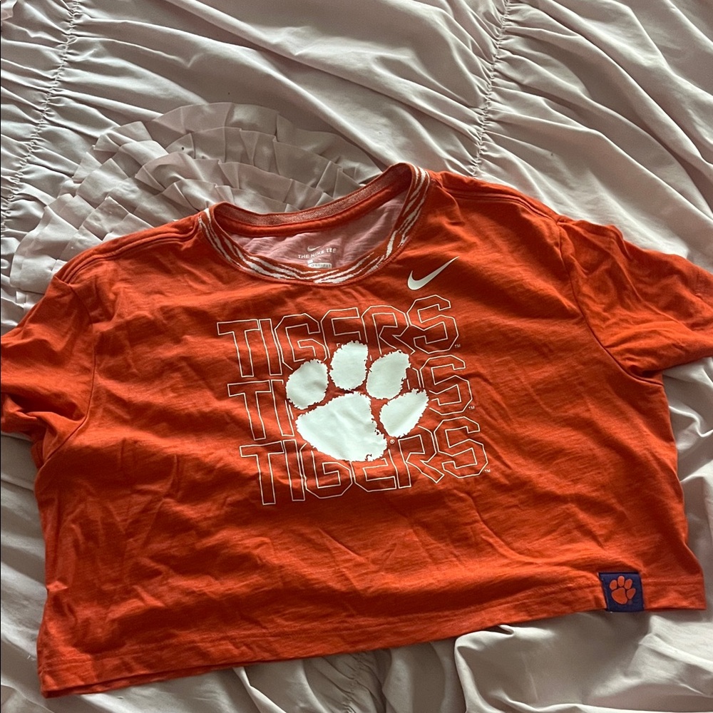 Women’s Nike cropped tee